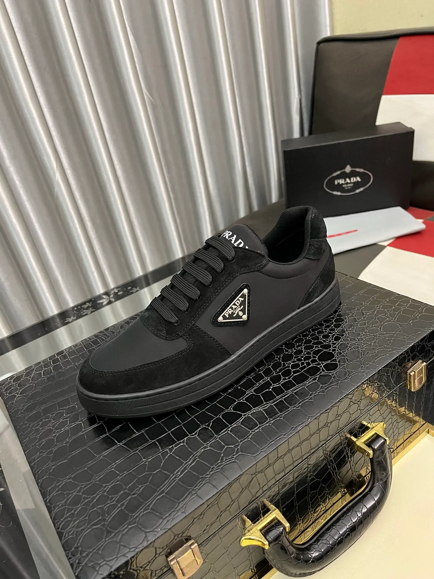 Men's shoes 💰440⌚️⌚️【PRADA】Prada ~ unique and casual style. New models from Prada official website are coming [Celebrate][Celebrate]🏃High-end brand casual shoes ➕Full set of packaging😍😍 Men's 2023 counters are on sale simultaneously, Italian imported brands select first-layer Italian cowhide. 🐑Sheepskin lining (refuses to discolor and rub feet) Sole: Original sole specially provided by the original factory 🎬Better in kind Size number: 38-444️⃣Colors available